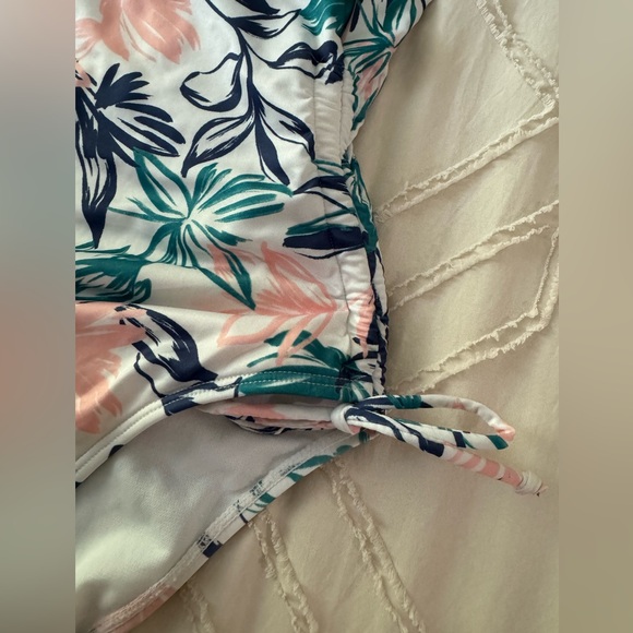 EUC Hurley low back one piece swimsuit Medium - Picture 3 of 11